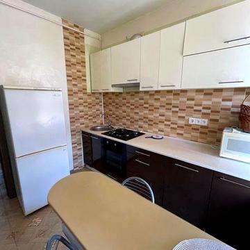 Продам 2 комнатную квартиру с ремонтом, 2 балкона, "сталинка" м.Левада