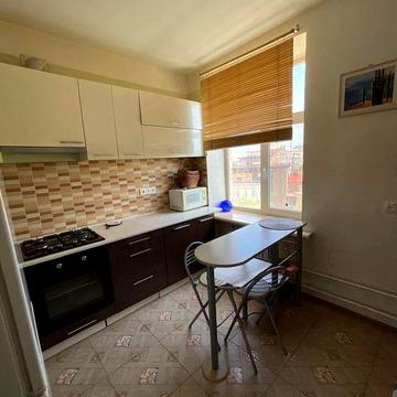 Продам 2 комнатную квартиру с ремонтом, 2 балкона, "сталинка" м.Левада