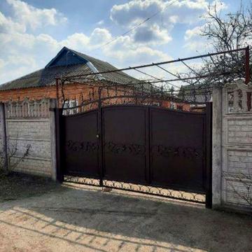 Продам дім зі зручностями