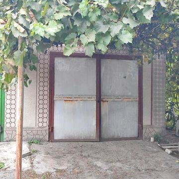 Продам трикімнатну квартиру з двоповерховим гаражем в центрі селища