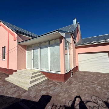 Сучасний будинок у Корнині з готовим фасадом