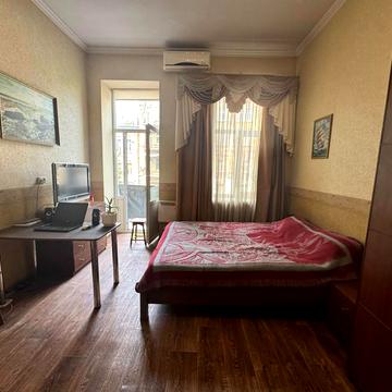 Європейська пл. (Катерининська), 72