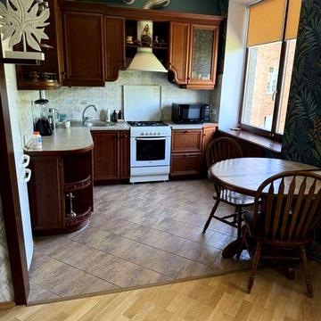 Продаж 2 кв центр сталинка с євро ремонтом