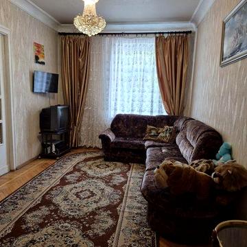 2-кімнатна сталінка . Центр. Площа.