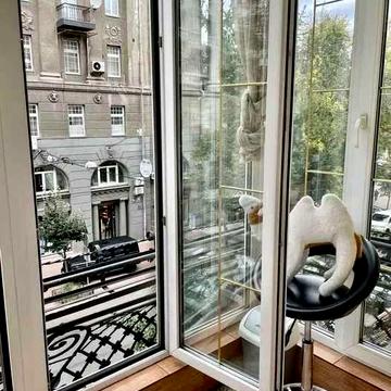 ПРОДАЖ ! 1-кімнатна в центрі  Окрема спальня + кухня-студія Простора