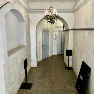 ПРОДАЖ ! 1-кімнатна в центрі  Окрема спальня + кухня-студія Простора