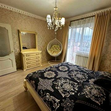 Продається чотирикімнатна квартира у місті Тячів