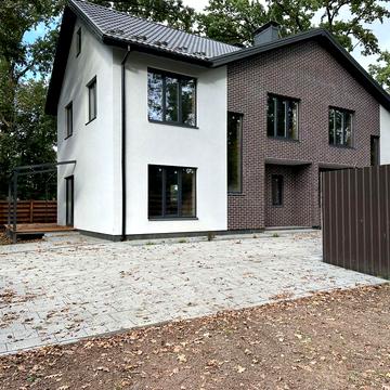 Будинок/дуплекс із цегли у Бучі, неподалік центру.