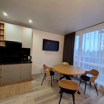 Продається простора 1.5к квартира в ЖК з басейном на даху/ОЗЕРО