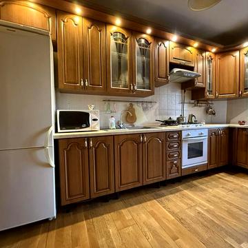 Продам квартиру 3 кім. вул. Новопрорізна ( 120кв.метрів)