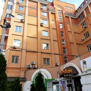 2 кімнати, центр, елітний будинок. 2й поверх. Без посередників.