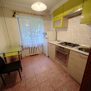 П-кт Воскресенський (Перова).24 Б .  1 поверх  3 кімнатна к-ра.