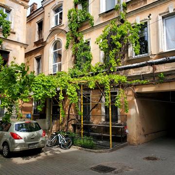 Тараса Кузьміна вул., 25