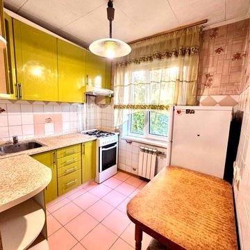 2-х кімнатна.ГАЗ. 3-тій поверх.метро Академмістечко пішки.Без комісії.