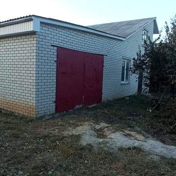 Продам будинок із гаражем в цій будівлі