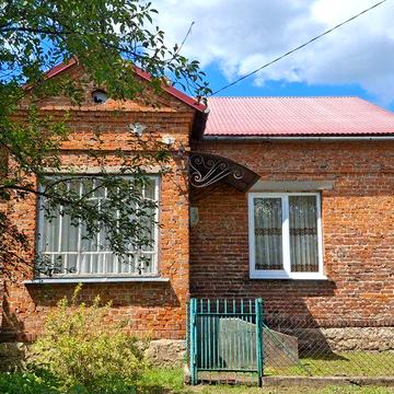 Житловий будинок із земельною ділянкою (35 км від центру м.Львова)