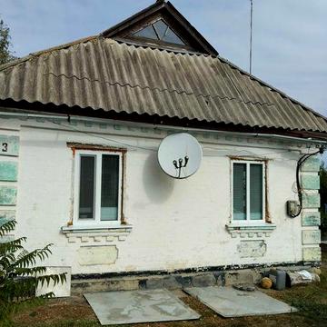 1/2(одна друга) частка садиби в селі Оситна з госп - побут будівлями