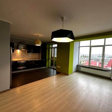 Продається простора 2-кімнатна квартира з коморою біля центру міста!