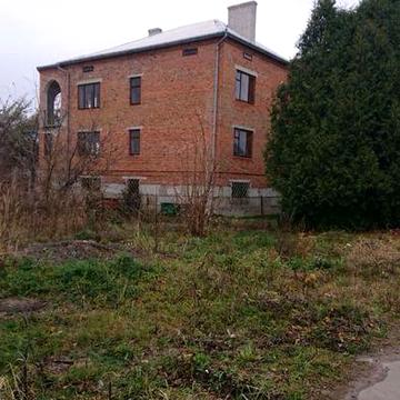 Житло або бізнес - капітальна цегляна будівля