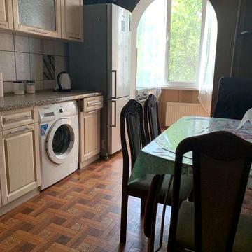 Оренда квартири на Таврійському . Район Плаза . Третій поверх .