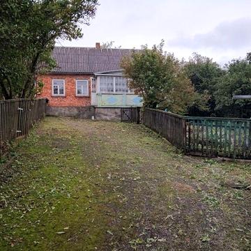 Будинок з надвірними будівлями