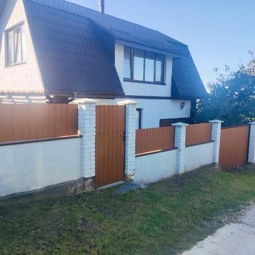 Будинок, де ранкова кава на терасі, вечори біля каміну, аромат саду…