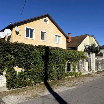 Продам дом права сторона ( р-н Вет.лікарні)