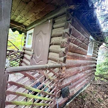 Деревʼяний будинок під розбір без землі з вікнами та дверима