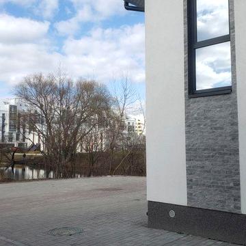 Люксовий двохповерховий таунхаус на березі озера у клбуному комплексі