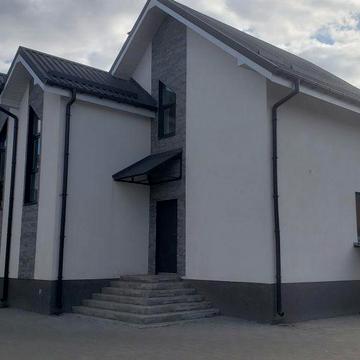 Люксовий двохповерховий таунхаус на березі озера у клбуному комплексі