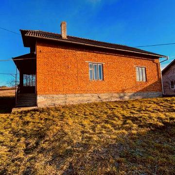 Продам будинок+господарські будівлі(є своя криниця)