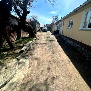 Продається частина будинку.Три кімнати.8 соток приват/землі