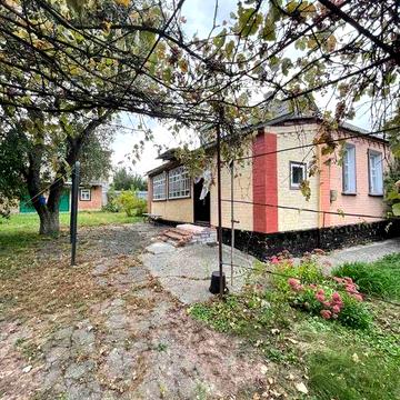 Продам будинок, окремостоячий з власним двором, ділянка 7 соток