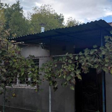 Листопадна вул., 1 в