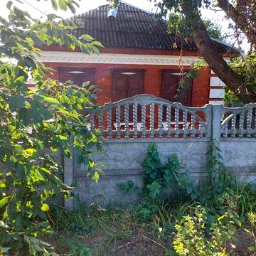 Невеликий цегляний будинок в районі дитячої лікарні