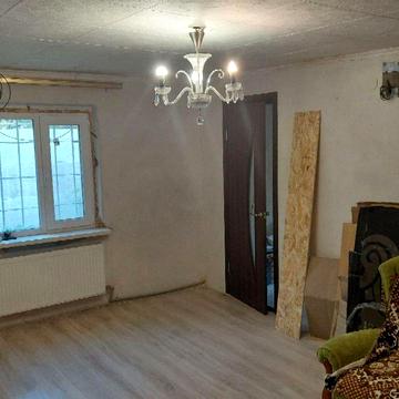 Листопадна вул., 10