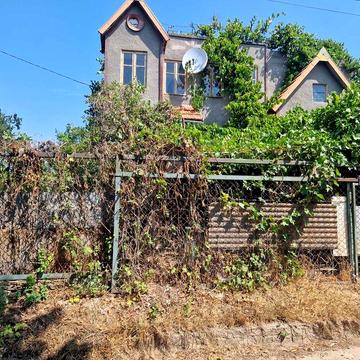 Дача з краєвидним простіром та водойму гармонічне місце для відпочинку