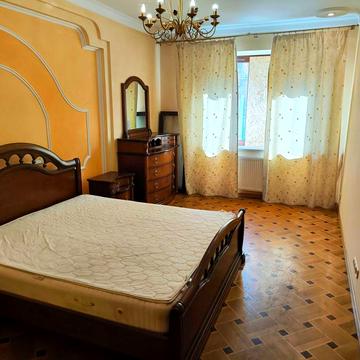 Здається чотирикімнатна м. Олімпійська