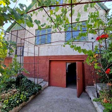 Дача біля рибалки та видом на озеро передмістя Одеси та Чорномрорська