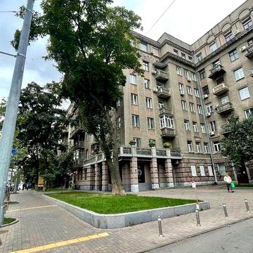 Центр, м. Університет, вул. Пирогова, 2, продаж 2к. квартири, сталінка
