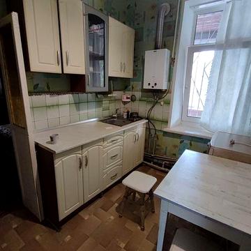 Продам в Центре. 2 комнатная, + свой гараж !