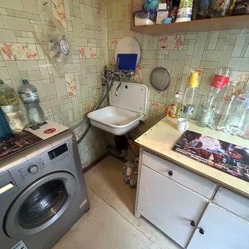Здається 1-на квартира біля 5 і 8 школи . Можна з тваринками!