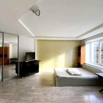 Продам! Однокімнатна квартира з кухнею-студією в центрі