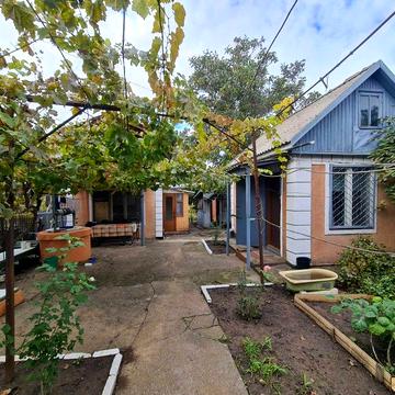 Дом -Дача  с гаражом  летней кухней подвалом в Бурлачьей Балке