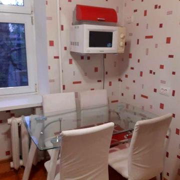 Здам не велику з гарним ремонтом 3х кімн кв вул. Любецька