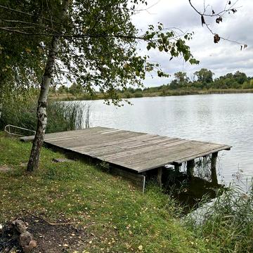 Рибацька дача на березі озера