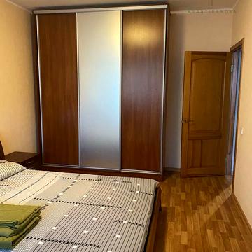 Юннатів вул., 1