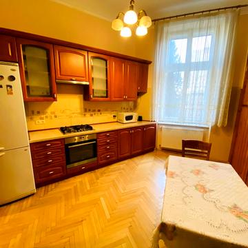 Омеляна Поповича вул., 3