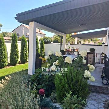 Стильный двухэтажный дом с террасой в Фонтанке