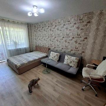 Квартира на другому поверсі з просторою кухнею, мебелю, технікою